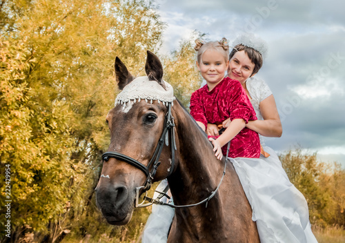 Мама с дочкой на лошади в свадебный день
