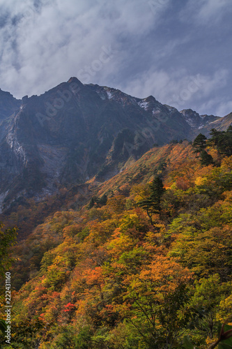 秋の谷川岳の風景