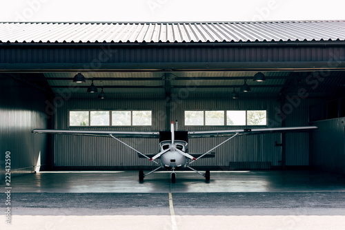 Foto small modern white airplane standing in hangar