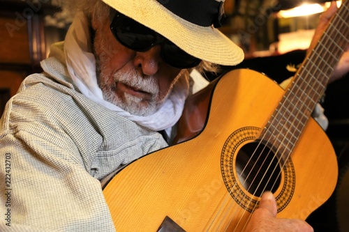 Musiker spielt auf der Gitarre (Gitarrenspieler) photo