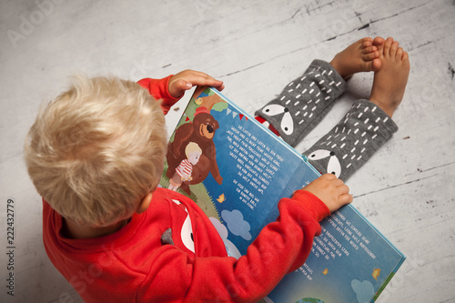 konzentriert lesen photo
