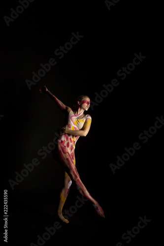 Mujer joven haciendo danza contemporánea