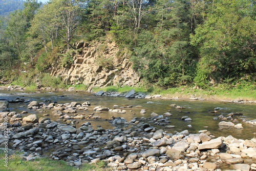 Скеля над річкою