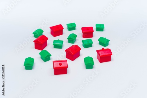 Czerwone i zielone domy na białym tle