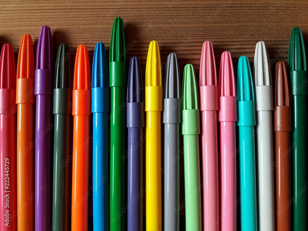 Pennarelli colorati sul banco di scuola Pennarelli colorati sul banco di scuola