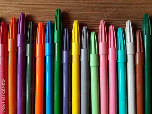 Pennarelli colorati sul banco di scuola photo