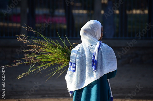 Gläubige Christin in Aksum - Äthiopien photo