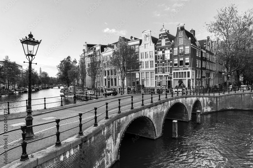 Naklejka premium Piękny widok na słynne kanały światowego dziedzictwa UNESCO w Amsterdamie, w Holandii, w czerni i bieli. Keizersgracht (kanał Cesarzy)