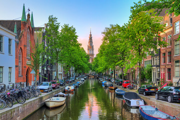 Stickers Amsterdam Zuiderkerk aan Groenburgwal in zomerzon  © dennisvdwater