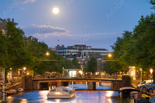 Obraz na plátně Full moon over the famous UNESCO world heritage canals of Amsterdam, the Netherl