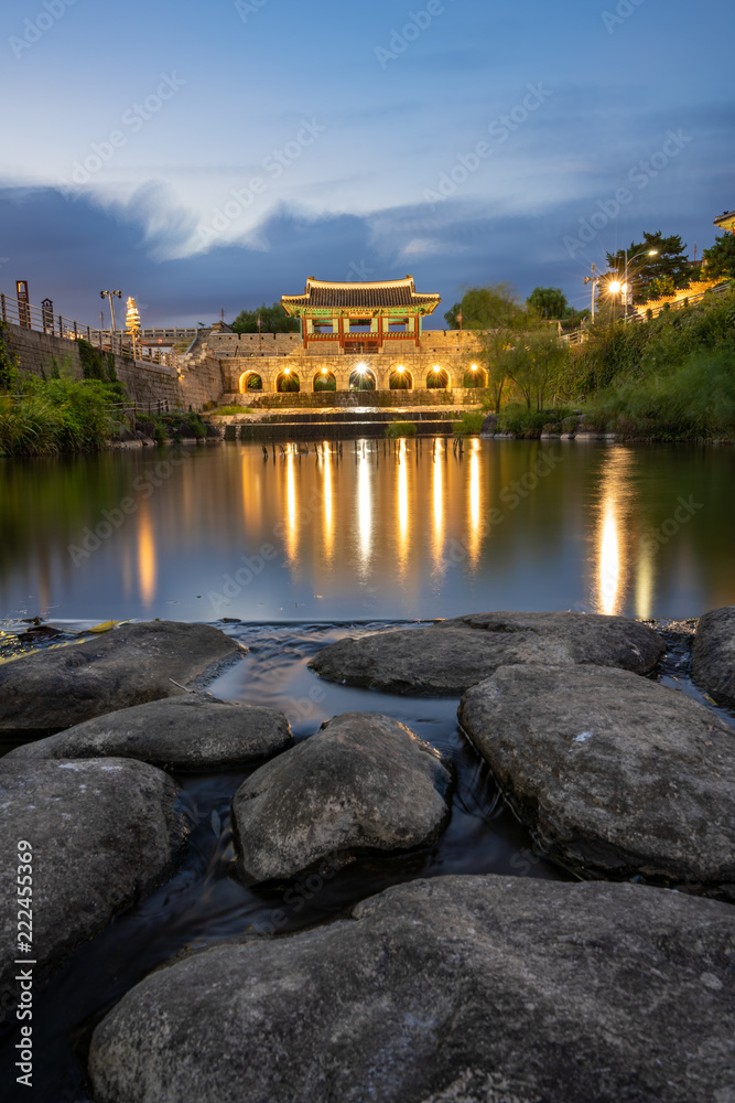 Fototapeta premium Hwahongmun suwon hwaseong fortress night view