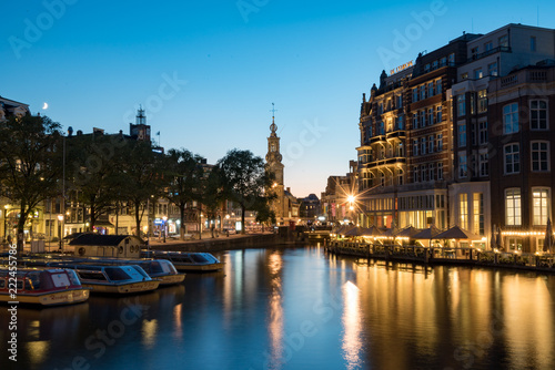 アムステルダムの夜の水辺の風景
