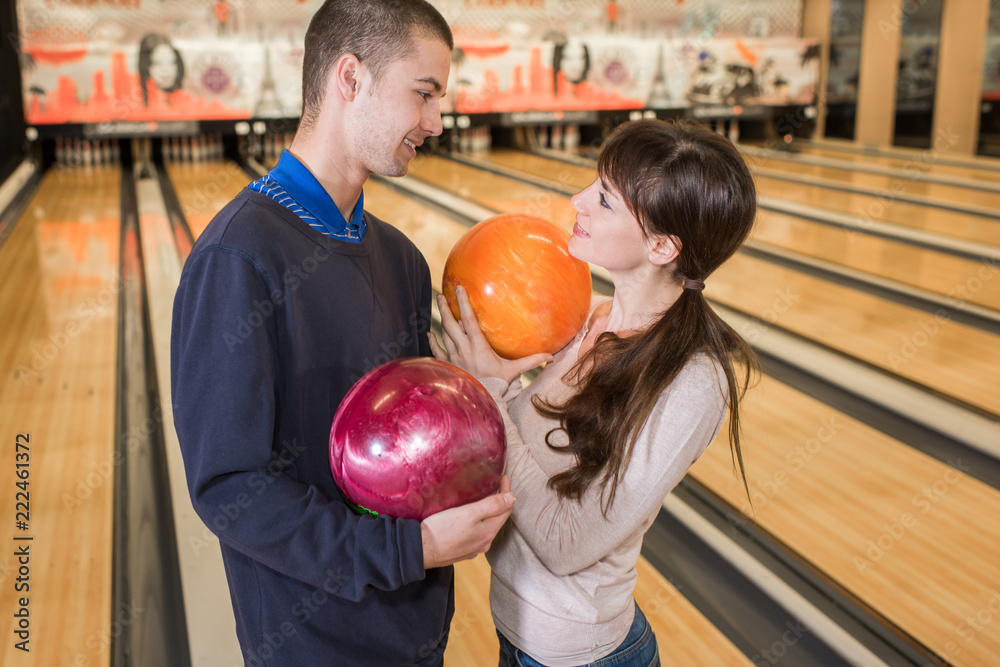 Fototapeta premium smiling couple in bowling