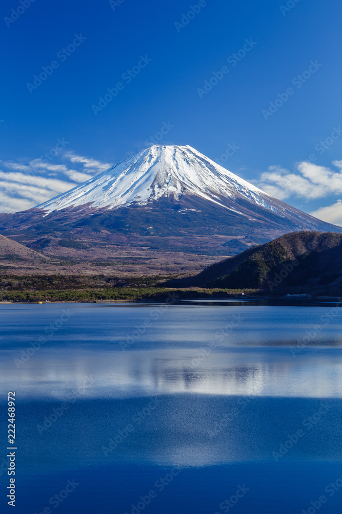 冬の本栖湖と富士山