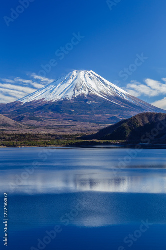 冬の本栖湖と富士山