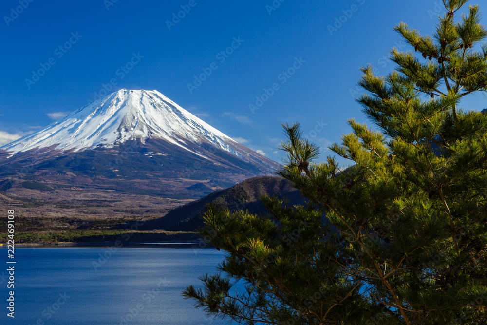 本栖湖と雪の富士山