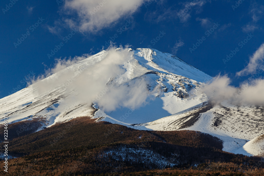 雲流れる冬の富士山