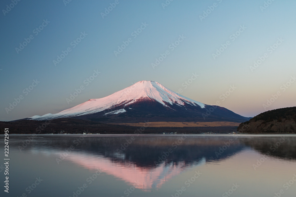 冬の山中湖と紅富士