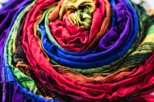 tecido colorido enrolado