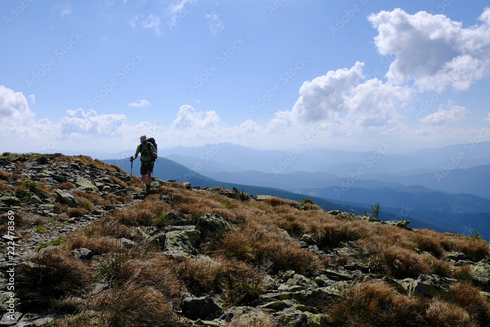 Ukraina, Karpaty Wschodnie - góry Gorgany Środkowe, turysta wspinający się na Wielką Sywulę (najwyższy szczyt Gorganów)