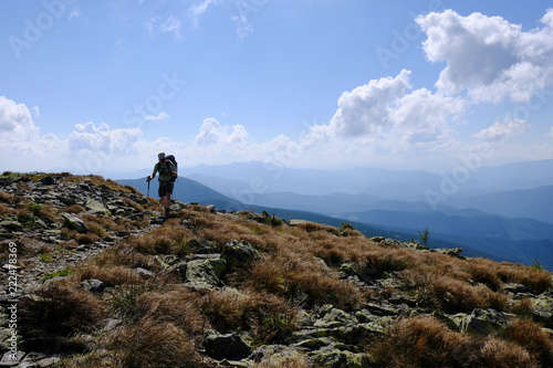 Ukraina, Karpaty Wschodnie - góry Gorgany Środkowe, turysta wspinający się na Wielką Sywulę (najwyższy szczyt Gorganów)