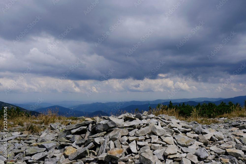 Ukraina, Karpaty Wschodnie - góry Gorgany Środkowe pokryte kamieniami, okolice Sywuli (najwyższego szczytu Gorganów)