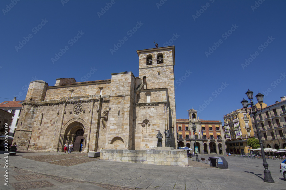 Fachada principal de la iglesia románica de  San Juan Bautista  en la Plaza Mayor de Zamora con la estatua del Merlu 