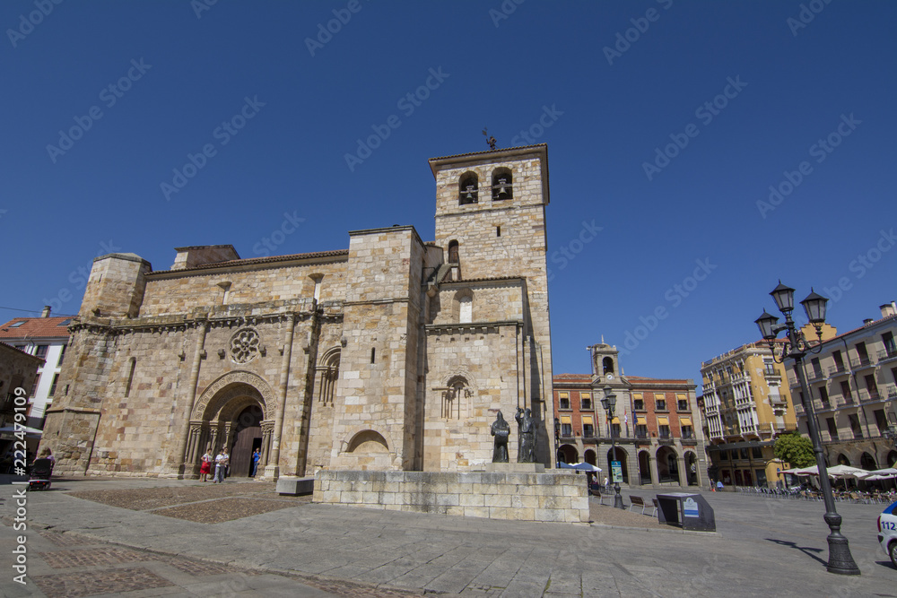 Fachada principal de la iglesia románica de San Juan Bautista en la Plaza Mayor de Zamora con la estatua del Merlu Fachada principal de la iglesia románica de San Juan Bautista en la Plaza Mayor de Zamora con la estatua del Merlu