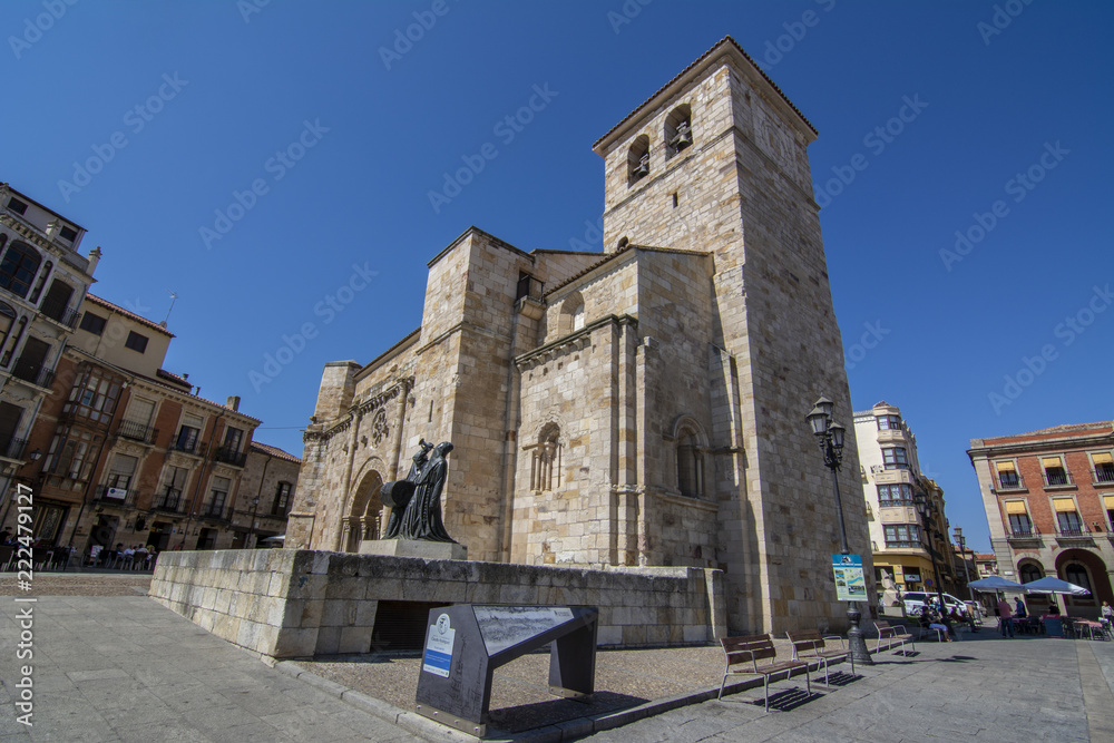 Iglesia románica de  San Juan Bautista  en la Plaza Mayor de Zamora con la estatua del Merlu 