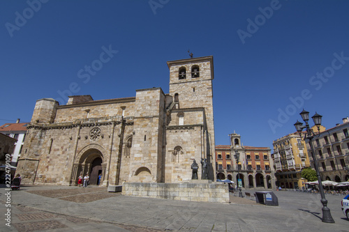 Fachada principal de la iglesia románica de San Juan Bautista en la Plaza Mayor de Zamora con la estatua del Merlu 