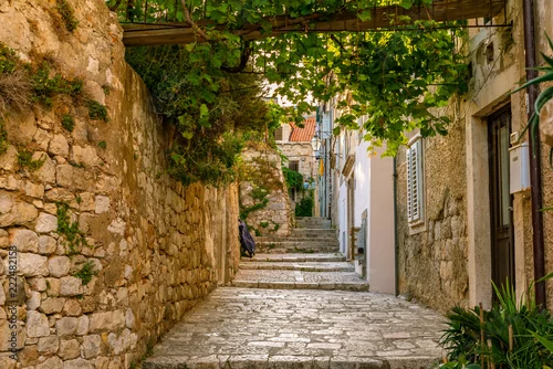 Obraz Stara ścieżka ze starymi kamienistymi schodami w Dubrowniku