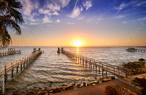Fotografía Long wooden fishing docks stretch out into Galveston Bay, Texas
