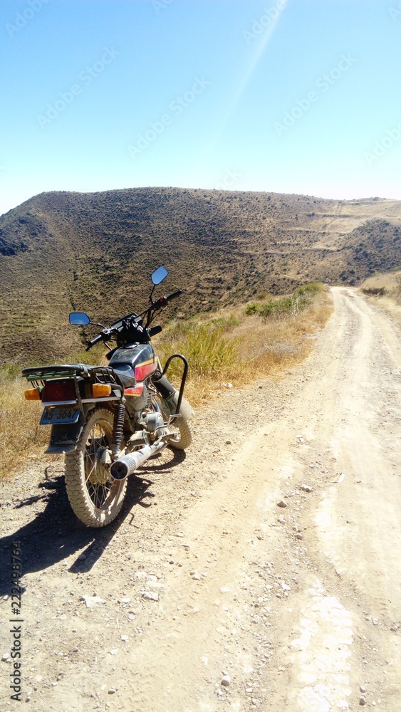 Motocicleta en la carretera 