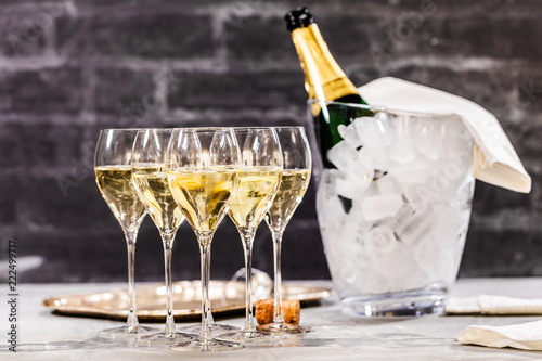 Champagner Glässer mit Flaschenkühler 