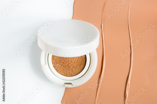 Foundation cushion on half of the surface of a tonal base