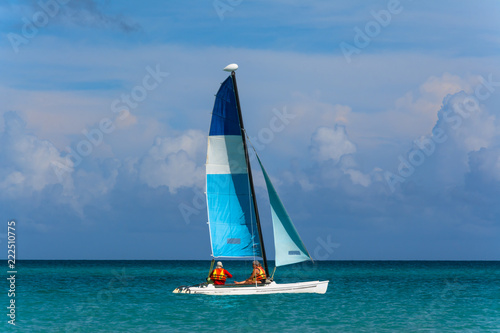 Navegando en velero en la playa Varadero.