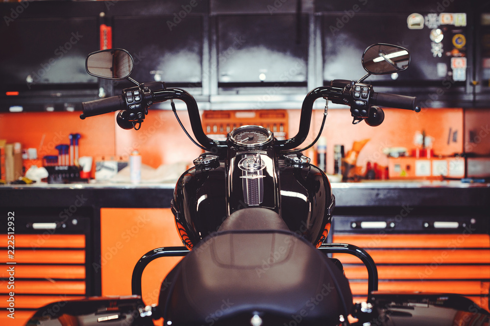 Fototapeta premium motocykle na podłodze z narzędziami warsztatowymi, nowoczesny garaż, magazyn i naprawa. Ten rower będzie idealny. naprawa motocykla w warsztacie