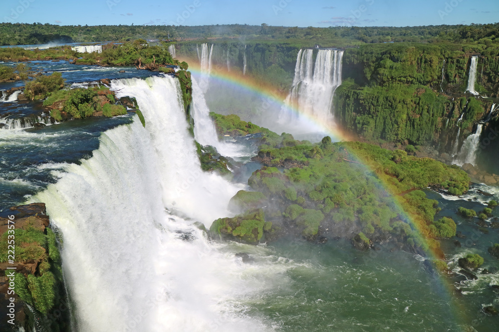 Fototapeta premium Oszałamiający widok na potężne wodospady Iguazu (wpisane na Listę Światowego Dziedzictwa UNESCO) od strony brazylijskiej ze wspaniałą tęczą, Foz do Iguacu, Brazylia