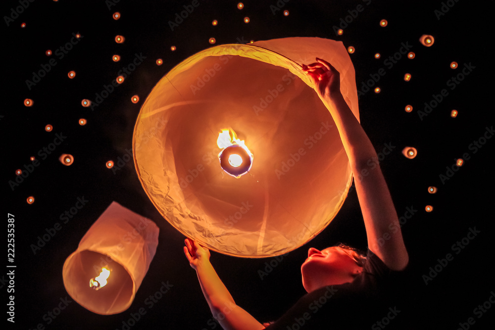 Φωτογραφία Young tourist woman releasing a Sky lantern on the Ye Peng Festival in Chiang Ma