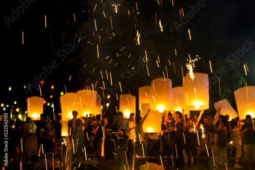 Foto Fireworks and people celebrating releasing paper sky lanterns on Ye Peng festiva