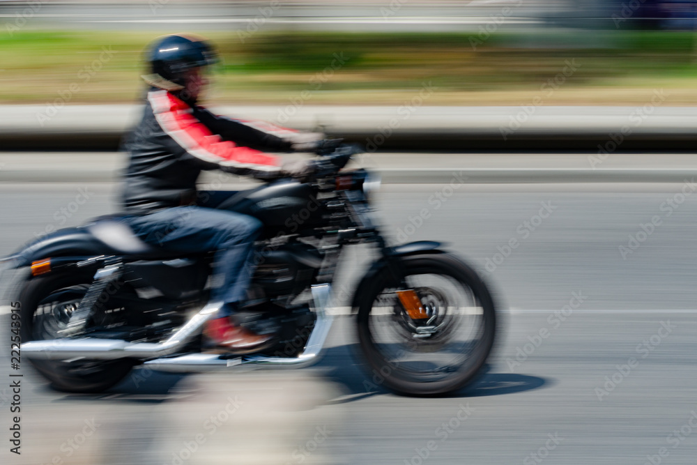 Motorradfahrer in Bewegung