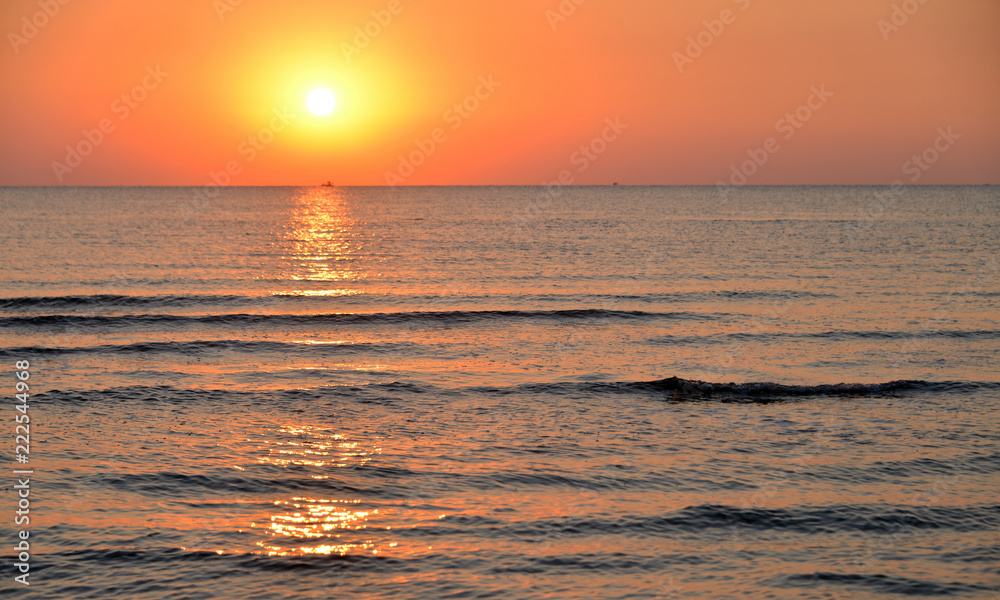 il mare visto dalla spiaggia al sorgere del sole