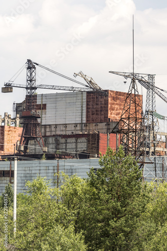 Quadro su tela Chernobyl Reactor 4 close up with old sarcophagus