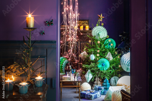 Décor Noël ultra violet laiton couleurs guirlandes photo