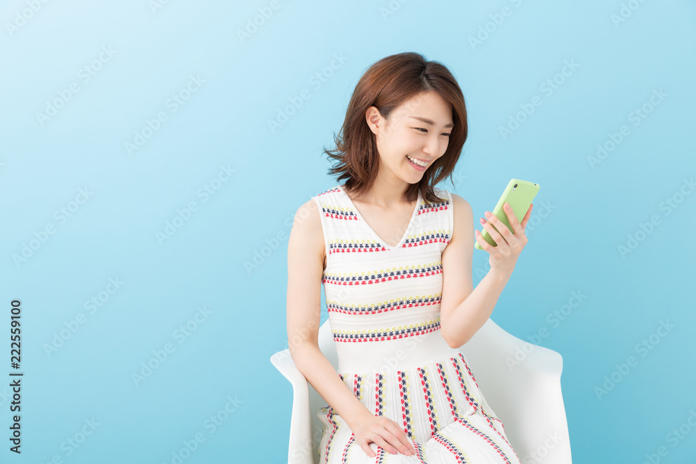 スマホを見る女性