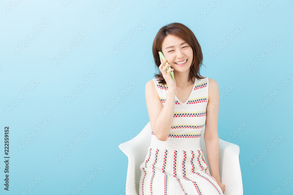 電話をする女性 電話をする女性