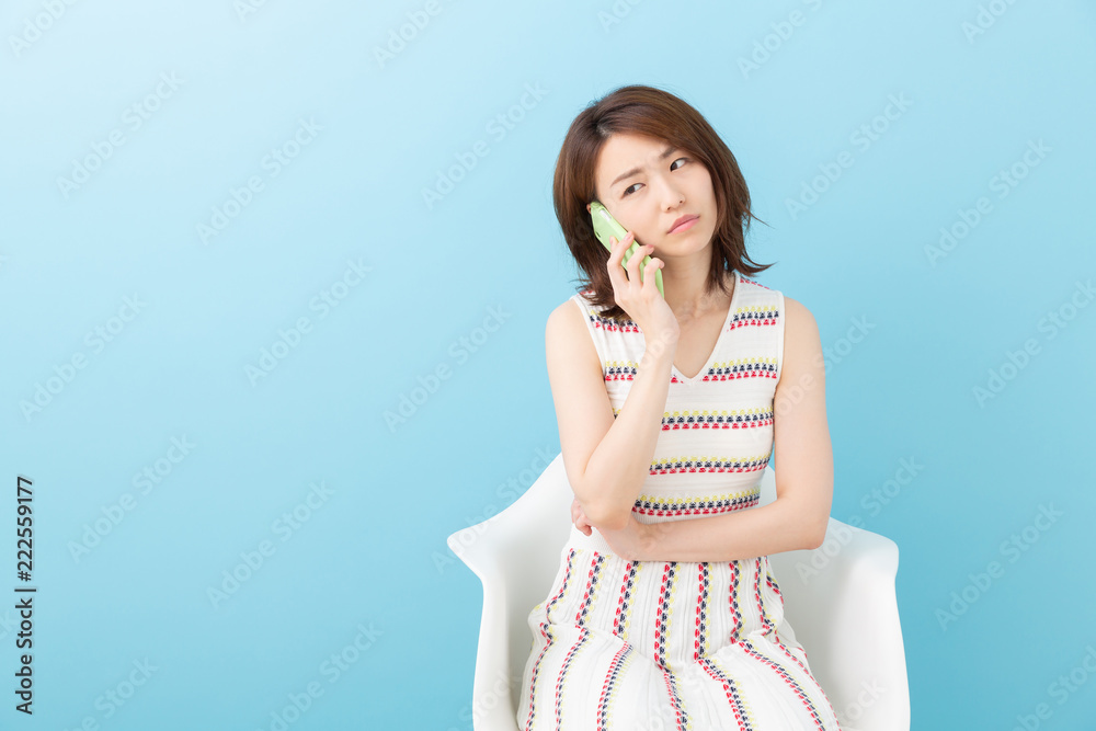 電話をする女性 考える 電話をする女性 考える