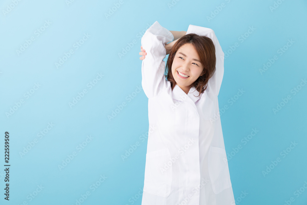 白衣の女性