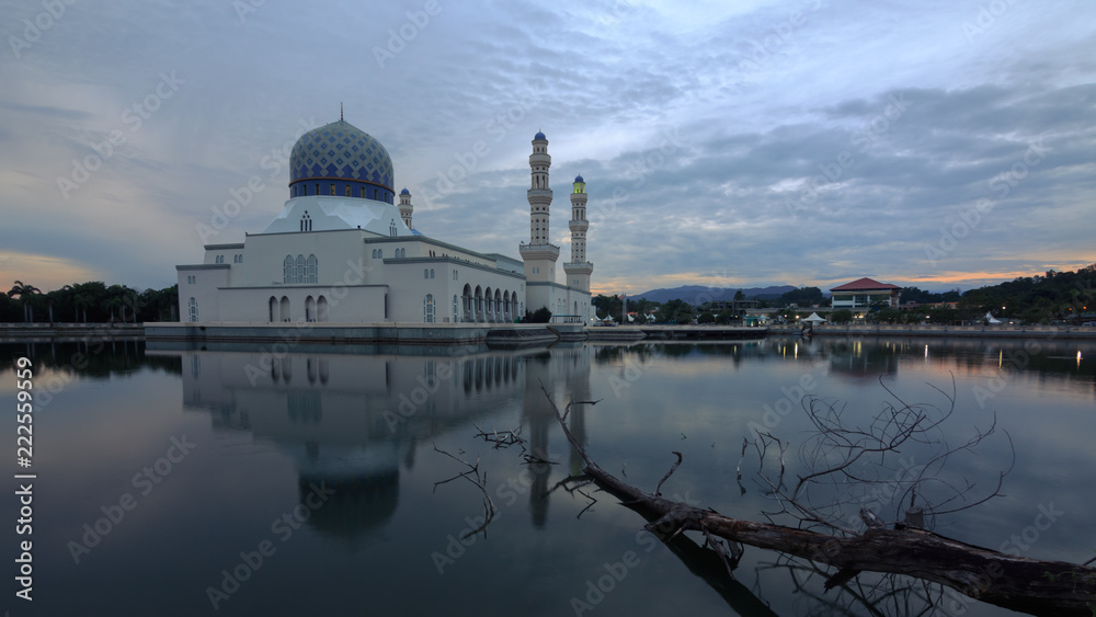 Fototapeta premium Beautiful sunrise blue hour and reflection of Floating Mosque Of Kota Kinabalu, Sabah. 