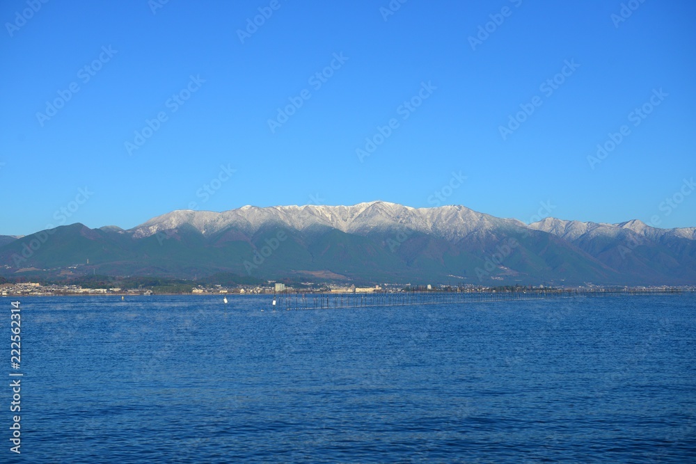 雪化粧の比良山と琵琶湖